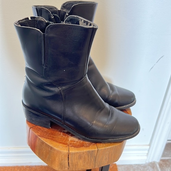 Women’s SIZE 7 leather boots - Picture 2 of 5